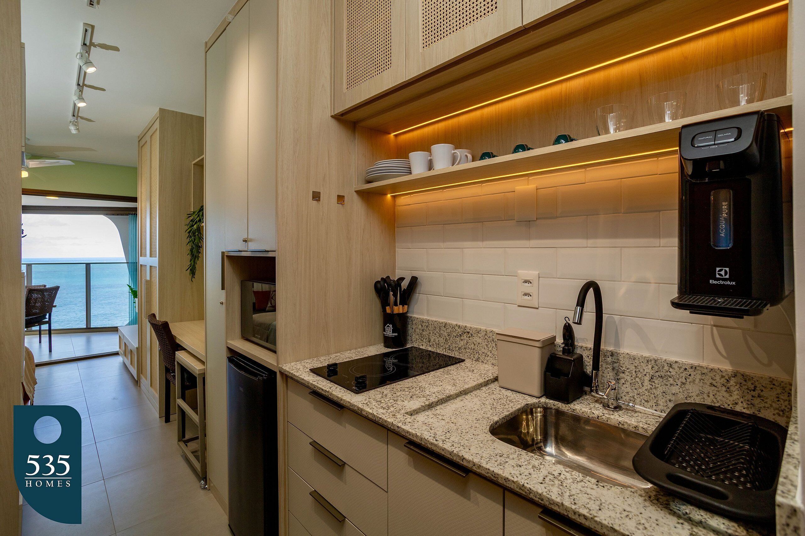 Micro-ondas, cafeteira/chaleira, talheres/pratos/utensílios de cozinha