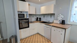 ثلاجة، ميكروويف، فرن، موقد طهي مسطح