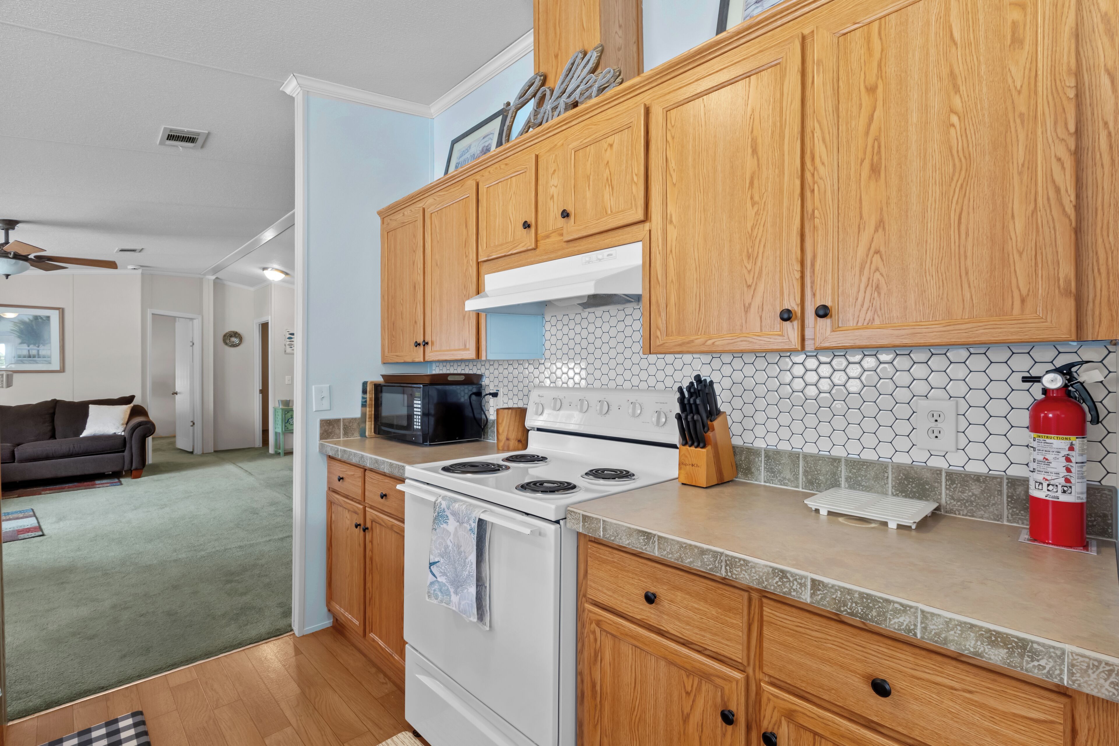 ثلاجة، ميكروويف، موقد طهي مسطح، ماكينة لصنع القهوة/الشاي