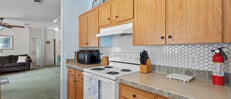 ثلاجة، ميكروويف، موقد طهي مسطح، ماكينة لصنع القهوة/الشاي