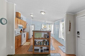 Kjøleskap, mikrobølgeovn, kokeplater og kaffetrakter/tekoker