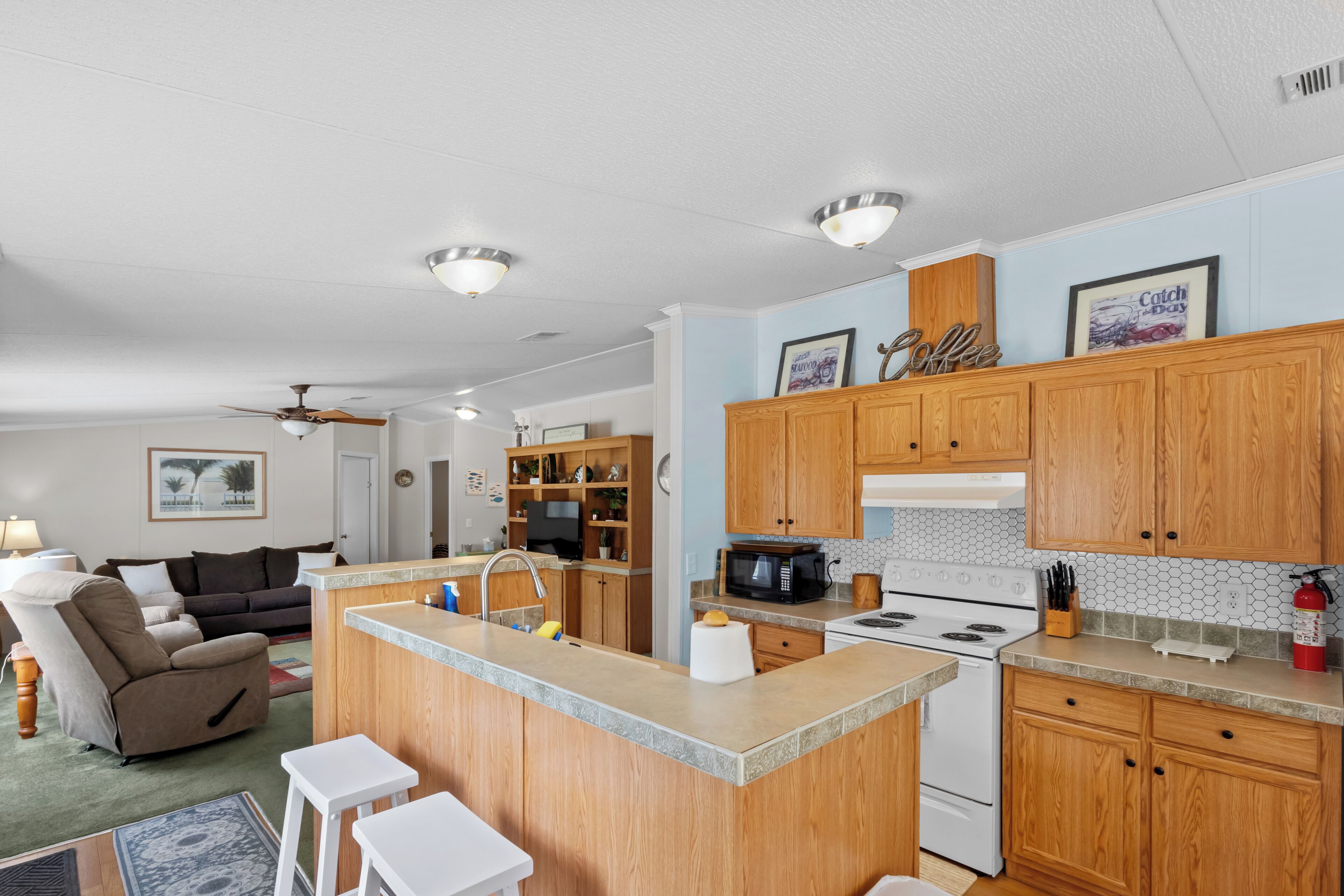 Kühlschrank, Mikrowelle, Herdplatte, Wasserkocher mit Kaffee-/Teezubehör