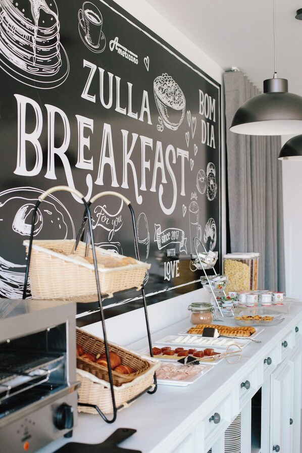 Free daily continental breakfast - Zulla Nazaré Surf Village (Nazaré)