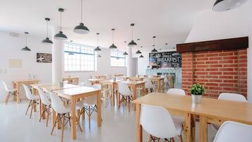 Tägliches inbegriffenes kontinentales Frühstück