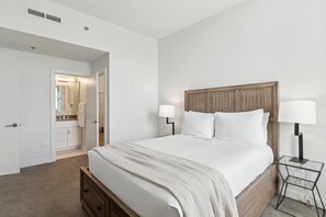 2 bedrooms, iron/ironing board, free WiFi, bed sheets - Union Station Stay | Spacious Unit w/ Kitchen | Walk to Parks & Museums (Pittsburgh)