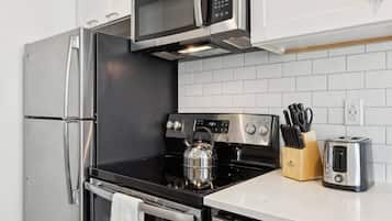 Geladeira, micro-ondas, fogão, cooktop