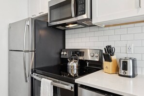 Réfrigérateur, four à micro-ondes, un four, surface de cuisson