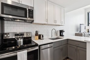 Frigorífico, microondas, horno y placa de cocina