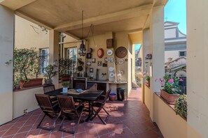 Outdoor dining - Charming Apartment with Scenic Views in Lucca (Lucca)