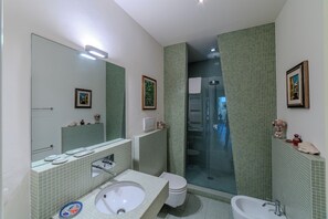 Dusche, Haartrockner, Bidet, Handtücher