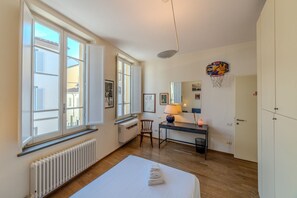 4 habitaciones, escritorio y tabla de planchar con plancha 