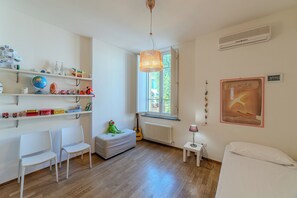 4 bedrooms, desk, iron/ironing board, internet - Charming Apartment with Scenic Views in Lucca (Lucca)