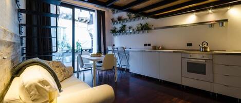 Dúplex familiar, vista al patio | Cocina privada | Refrigerador, horno, parrilla de estufa y utensilios de cocina