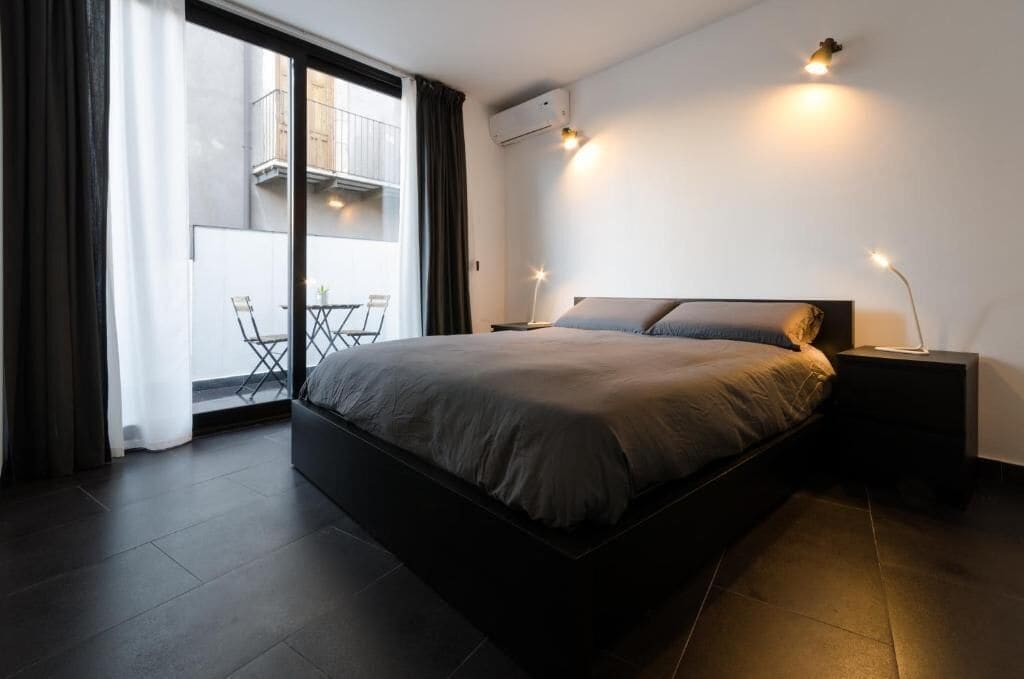 Apartemen Comfort, pemandangan halaman | Tirai kedap cahaya, setrika/meja setrika, dan Wi-Fi gratis