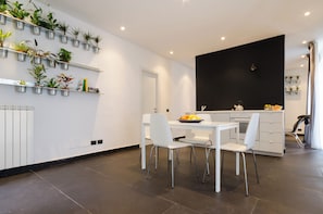 Family Apartment | Private kitchen | Fridge, oven, stovetop, electric kettle - Pietranera Apartments (Catania)