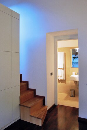 Dúplex | Bany | Dutxa, assecador de cabells, tovalloles i sabó