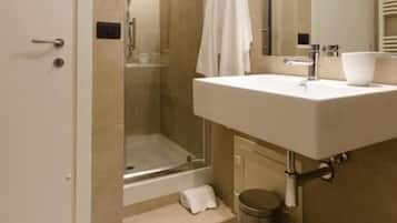 Alloggio familiare su due livelli, vista cortile | Bagno | Doccia, asciugacapelli, asciugamani, sapone