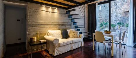 Dupleks Keluarga, pemandangan halaman | Teras/patio