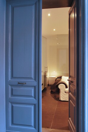 Basic Apartment | Blackout drapes, iron/ironing board, free WiFi