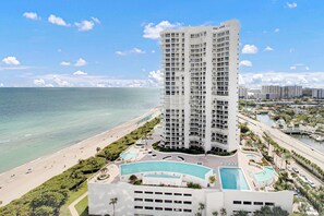 Exterior - Luxurious 2BD Condo with Direct Ocean Views & Resort Pool in Sunny Isles (Sunny Isles Beach)