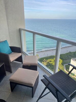 Property grounds - Luxurious 2BD Condo with Direct Ocean Views & Resort Pool in Sunny Isles (Sunny Isles Beach)