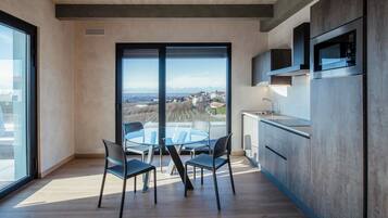 Frigorifero, microonde, piano cottura, lavastoviglie