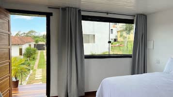 Escritorio, sistema de insonorización y wifi gratis