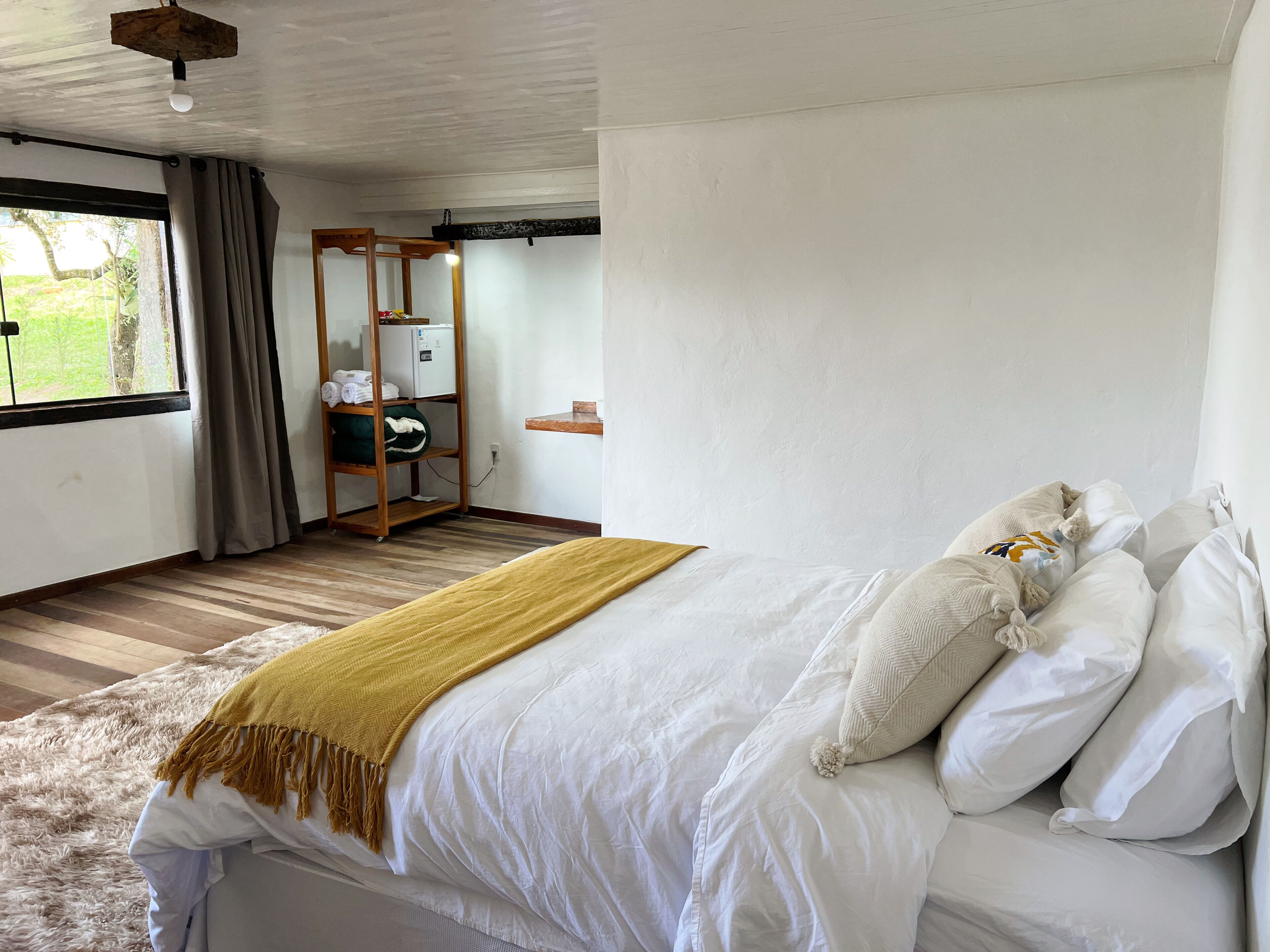 Quarto casal clássico | Quartos à prova de som, Wi-Fi de cortesia