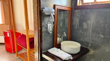 Chalé conforto, sacada, vista para o jardim | Banheiro | Produtos de toalete grátis, secador de cabelo, toalhas de banho