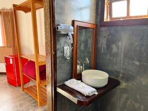 Chalet Confort, balcon, vue jardin | Salle de bain | Articles de toilette gratuits, sèche-cheveux, serviettes fournies, savon