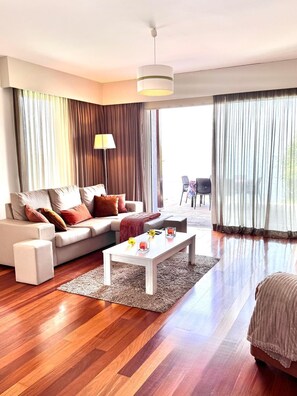 TV - The Sunset Dreams- 3 bedroom with amazing views in Arco da Calheta (Arco da Calheta)
