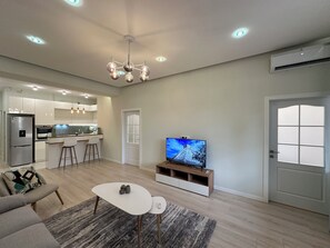 家庭公寓 | 起居区 | 50-英寸纯平电视（配备有线频道）