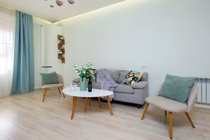 Căn hộ dành cho gia đình | Khu phòng khách | TV màn hình phẳng 50-inch có truyền hình cáp 