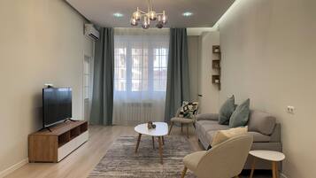 Căn hộ dành cho gia đình | Khu phòng khách | TV màn hình phẳng 50-inch có truyền hình cáp