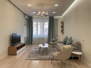 Căn hộ dành cho gia đình | Khu phòng khách | TV màn hình phẳng 50-inch có truyền hình cáp 