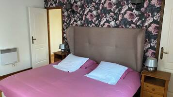 4 bedrooms, iron/ironing board, WiFi, bed sheets