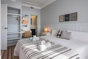 4 bedrooms, desk, iron/ironing board, free WiFi - Spacious 4-Bedroom Apartment in Eixample – Perfect for Families & Longer Stays (Barcelona)