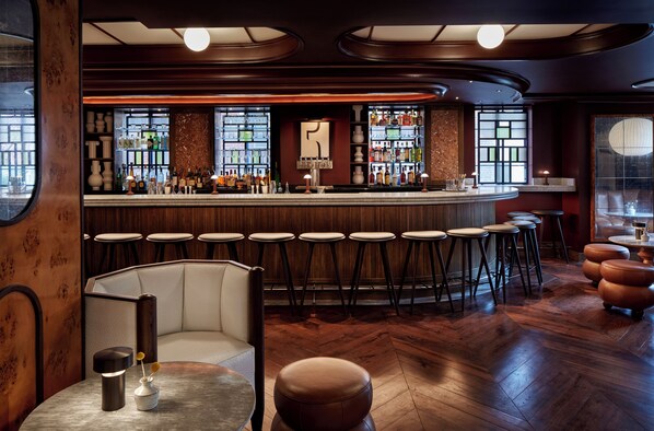 Bar (on property) - Deluxe King Studio in Boutique Hotel Near Metro (Washington)