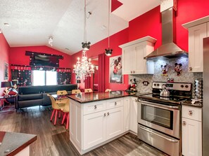 Jääkaappi, mikroaaltouuni, uuni, liesi