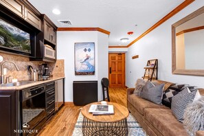 Condo, 1 cama King size y sofá cama | Caja de seguridad en la habitación y escritorio 