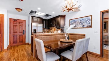 Appartement, 1 slaapkamer, privébadkamer, uitzicht op bergen | Privékeuken | Een koelkast/vriezer, een magnetron, een oven, een kookplaat