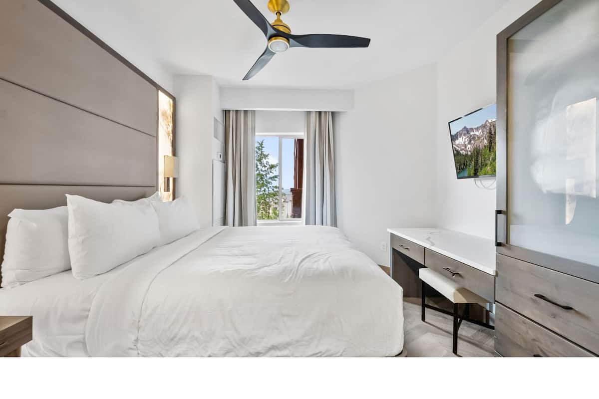 Caja de seguridad en la habitación y escritorio