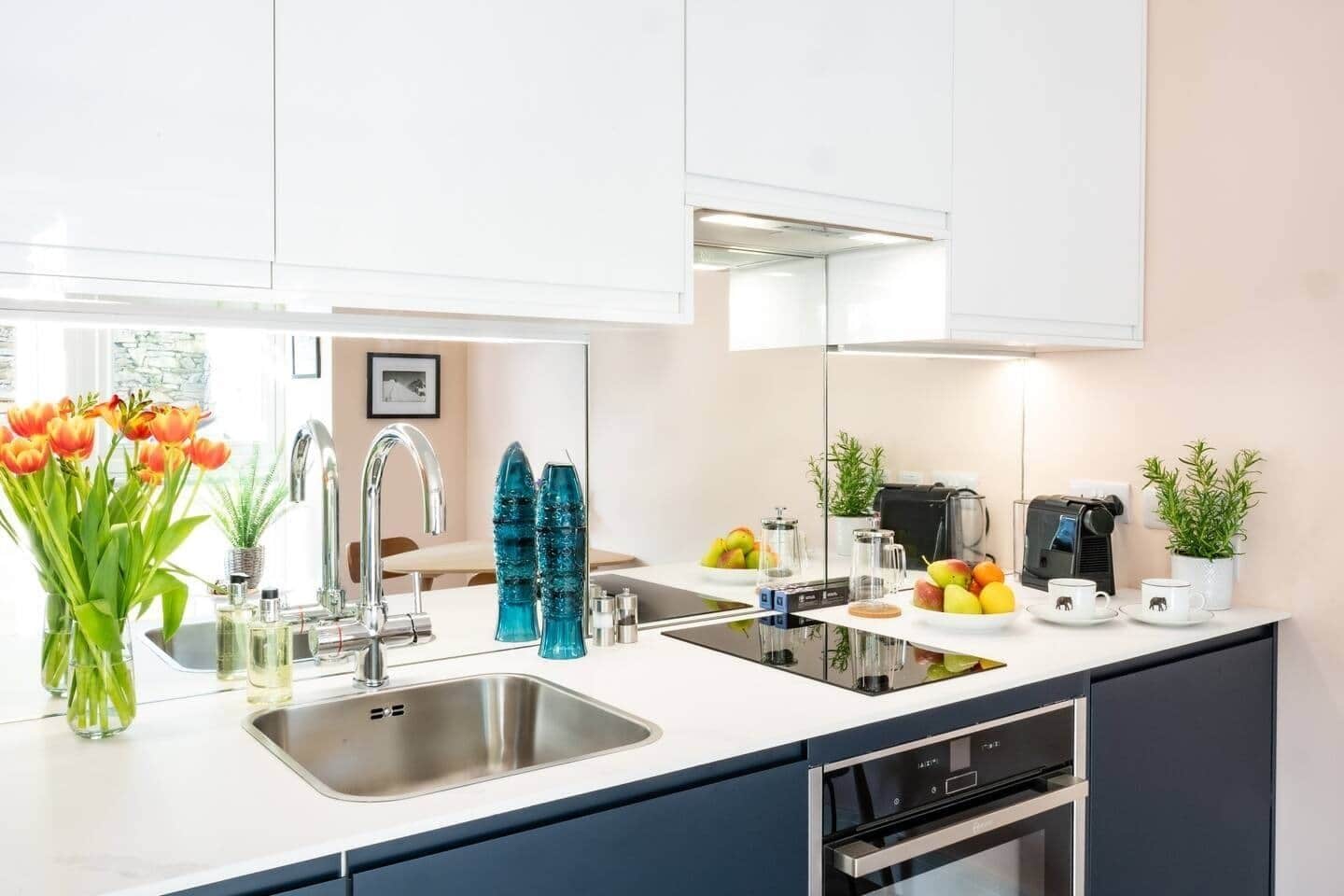 Kjøleskap, mikrobølgeovn, ovn og kokeplater