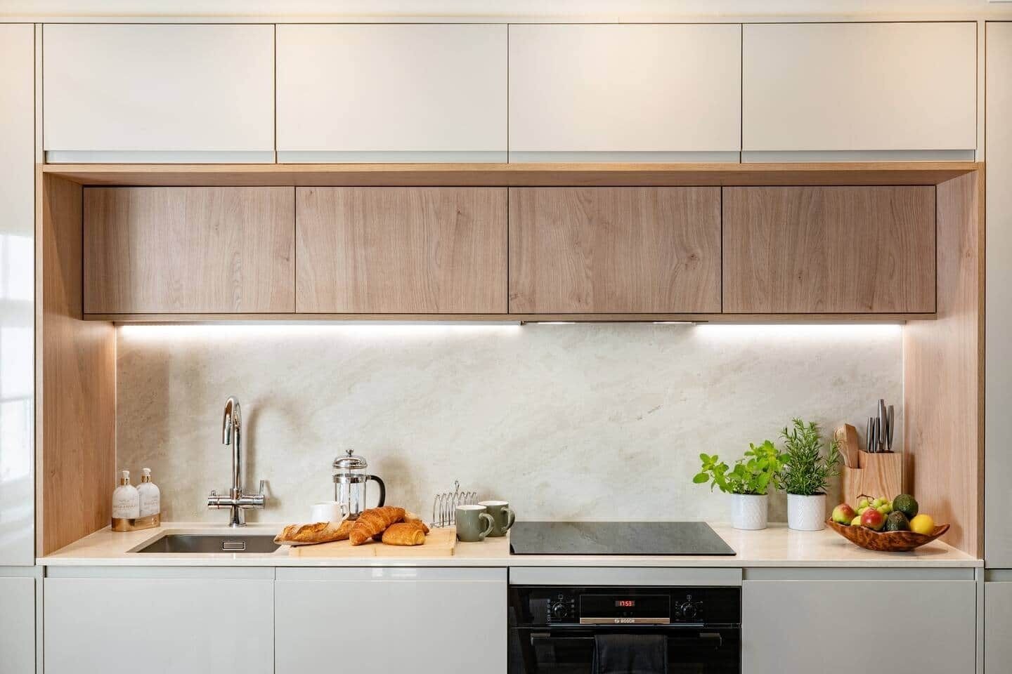 Kjøleskap, mikrobølgeovn, ovn og oppvaskmaskin