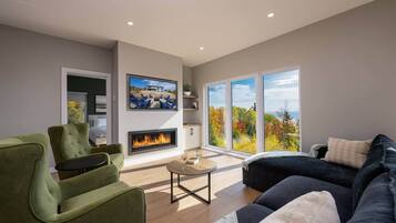 Televisie en een open haard