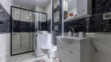 Familienapartment, 2 Schlafzimmer, Nichtraucher, Balkon | Badezimmer