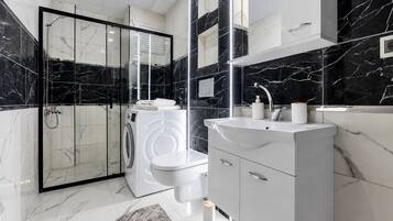 Familienapartment, 2 Schlafzimmer, Nichtraucher, Balkon | Badezimmer