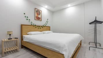 Verdunkelungsvorhänge, schallisolierte Zimmer, Bügeleisen/Bügelbrett