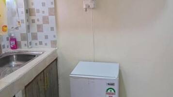 Classic Studio | Private kitchen | Fridge, microwave, cookware/dishes/utensils