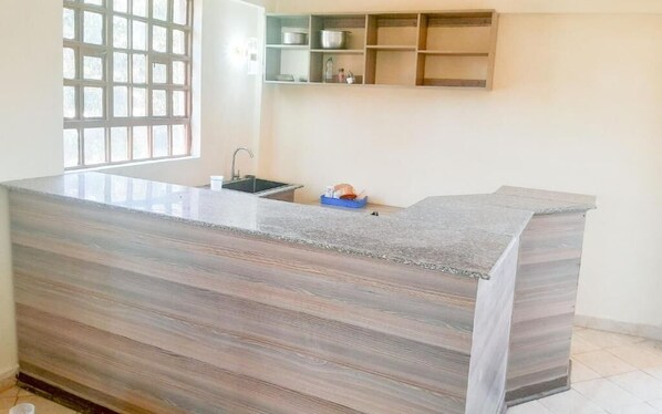 Estudio clásico | Cocina privada | Refrigerador, microondas, tetera eléctrica y utensilios de cocina